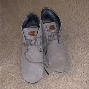 Toms beige wedges